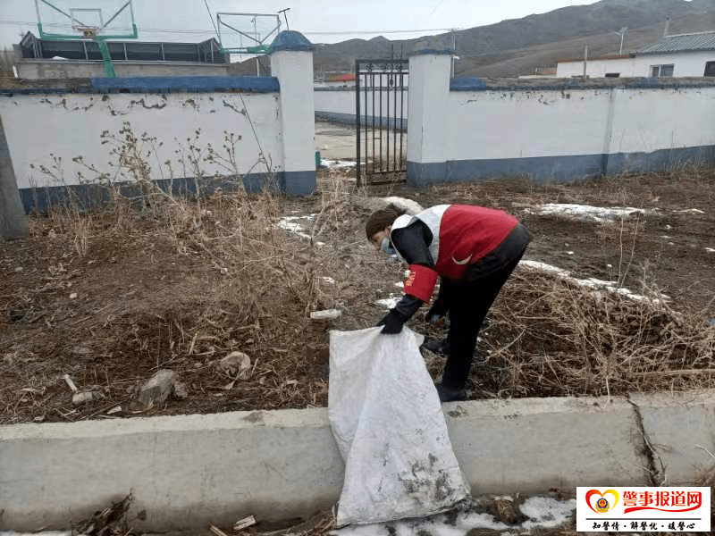 打扫卫生传递警民真情 义务劳动助力 疫情防控