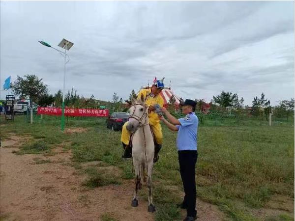 镶黄旗“那达慕”上“警察蓝”教你守护 “指尖安全”