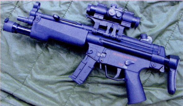 MP5冲锋枪加装瞄准镜和强光眩目灯配置