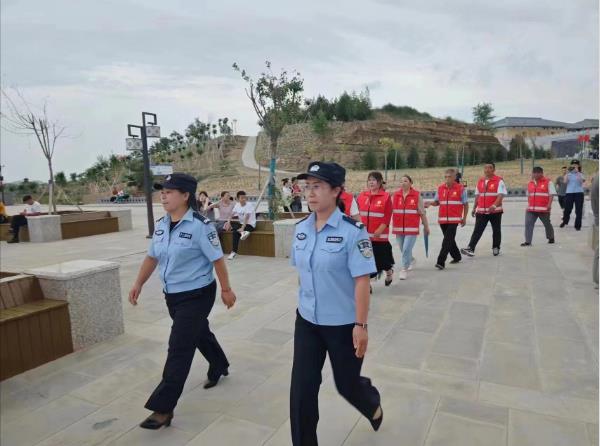 “流动+定点”“亮声+亮灯”“车巡+步巡” 佳县公安局城关派出所:警灯闪烁守护山城“烟气火” “流动+定点”“亮声+亮灯”“车巡+步巡” 佳县公安局城关派出所:警灯闪烁守护山城“烟气火”