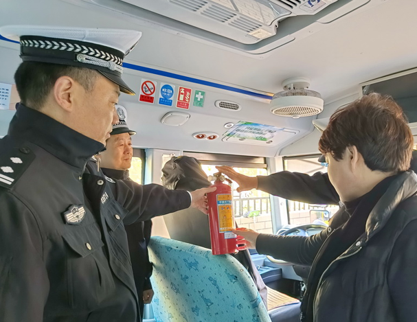 滕州市公安局交警大队木石中队开展校车安全大检查保障师生出行安全 滕州市公安局交警大队木石中队开展校车安全大检查保障师生出行安全