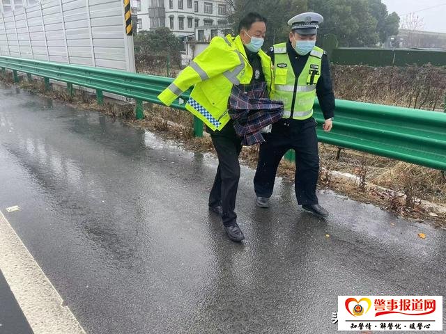 冰雪天男子被困高速公路,武汉黄陂交警暖心救援 冰雪天男子被困高速公路,武汉黄陂交警暖心救援