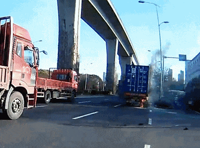 货车爆胎突发起火,他扑救后“灰头土脸”的样子,真帅! 货车爆胎突发起火,他扑救后“灰头土脸”的样子,真帅!