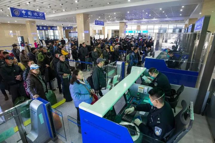 打好服务“组合拳”,按下通关“快进键”!内蒙古边检站精准服务跑出“边检速度” 打好服务“组合拳”,按下通关“快进键”!内蒙古边检站精准服务跑出“边检速度”